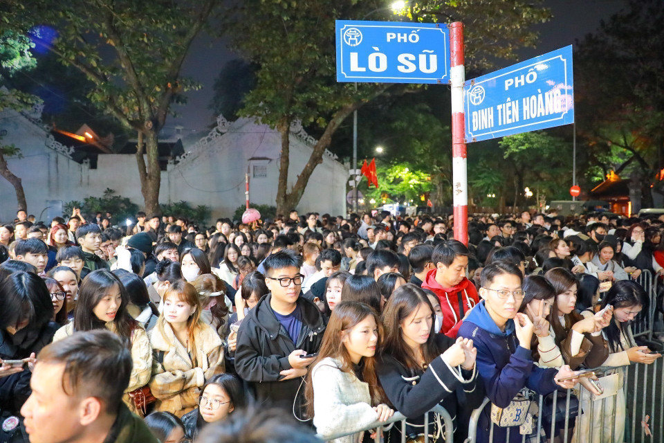 Many young people queue early to attend the Hanoi Countdown 2026 event. (Photo: VNA)