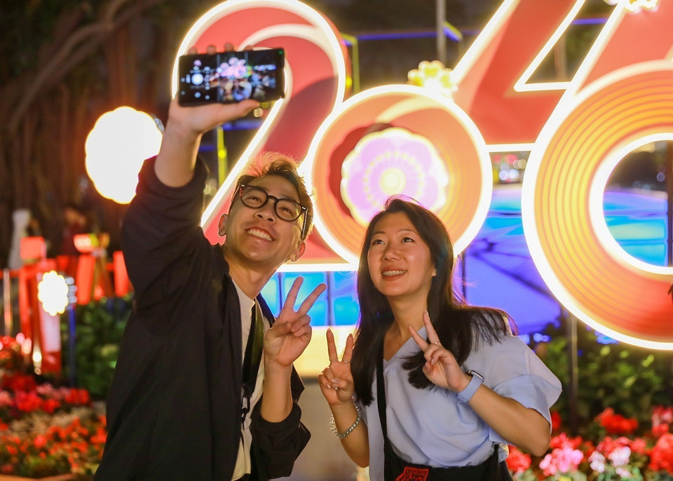 Visitors capture moments ahead of the 2026 New Year. (Photo: VNA)