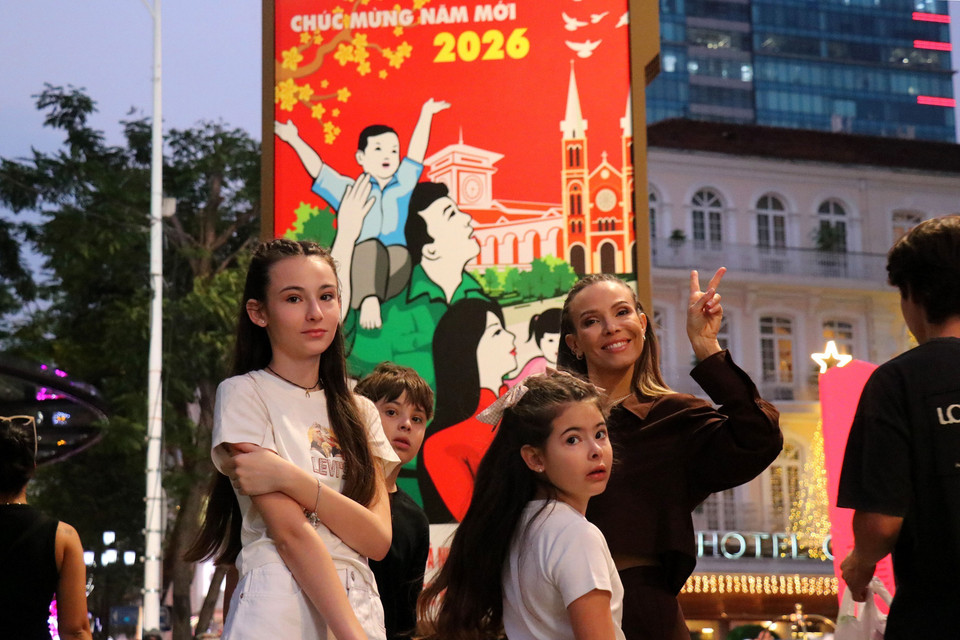 International visitors to Ho Chi Minh City join the festive atmosphere to welcome the New Year 2026. (Photo: VNA)