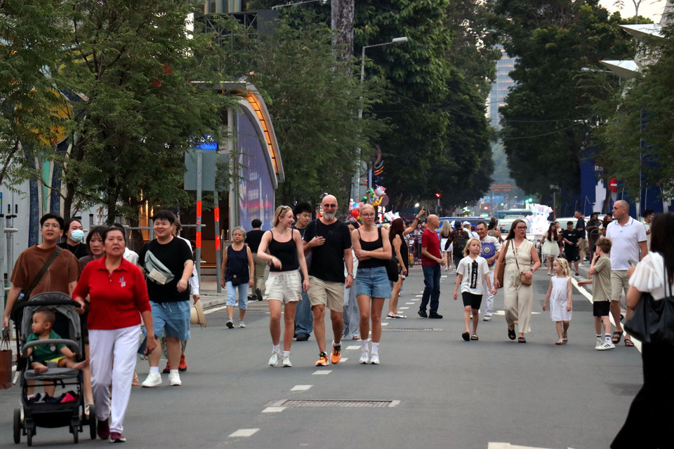 Local residents and international visitors in Ho Chi Minh City join the festive atmosphere to welcome the New Year 2026. (Photo: VNA)