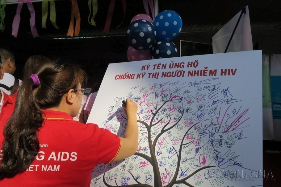 Thirty-five years after the first HIV cases were detected in Vietnam, HIV/AIDS programmes have expanded and become more effective, helping curb transmission and reduce the disease’s impact on public health and the country’s sustainable development. (Photo: VNA)