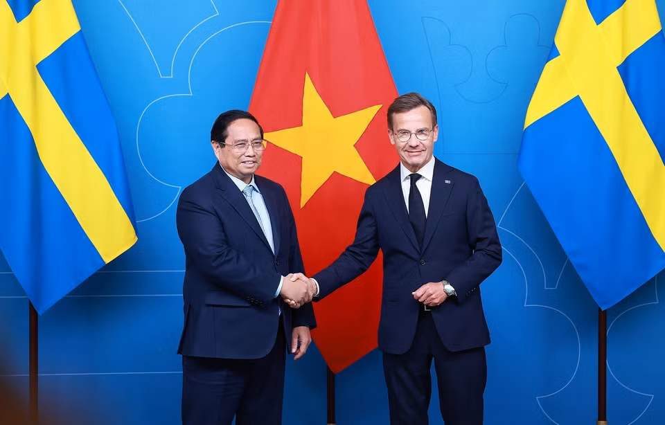 Swedish Prime Minister Ulf Kristersson welcomes Prime Minister Pham Minh Chinh. (Photo: VNA)