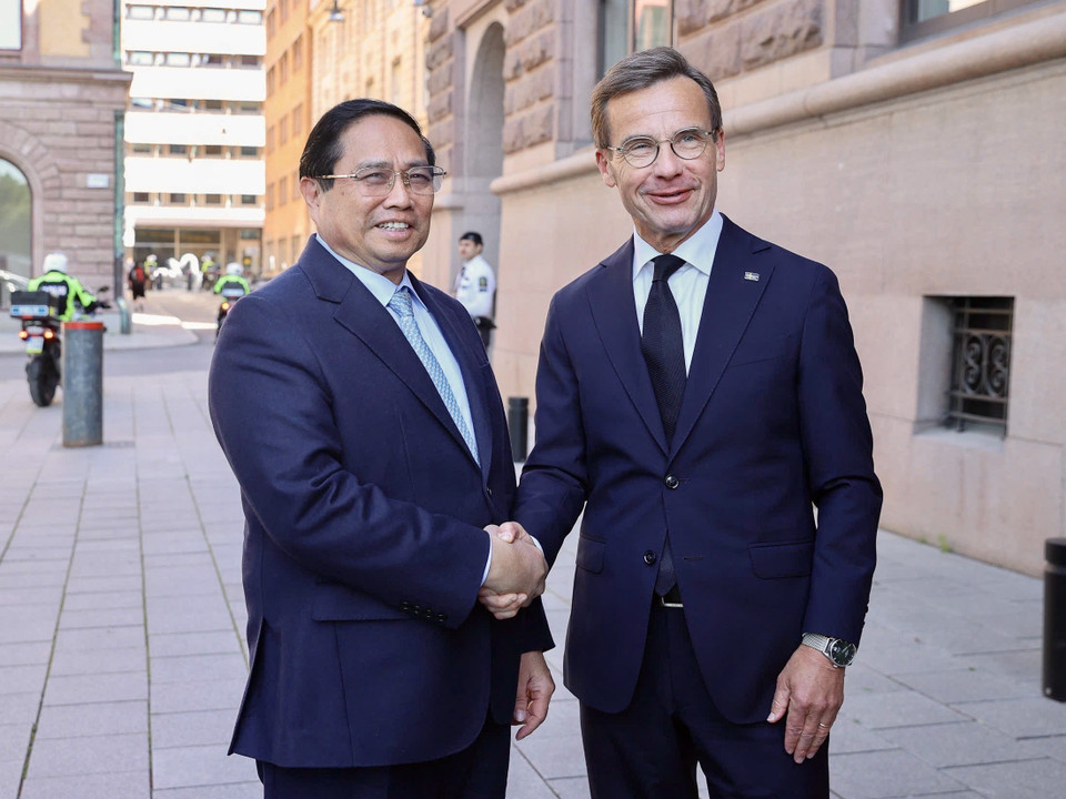 Swedish Prime Minister Ulf Kristersson welcomes Prime Minister Pham Minh Chinh. (Photo: VNA)