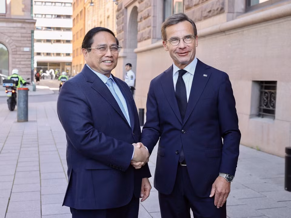 Swedish Prime Minister Ulf Kristersson welcomes Prime Minister Pham Minh Chinh. (Photo: VNA)
