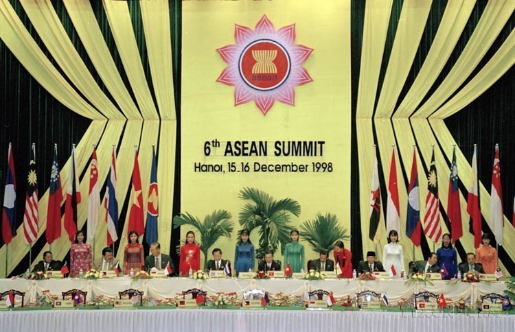 Vietnam successfully hosted the 6th ASEAN Summit in December 1998, adopting the Hanoi Action Plan to strengthen unity and cooperation. In photo: Prime Minister Phan Van Khai and other leaders sign the Hanoi Declaration (Hanoi, December 15–16, 1998). (Photo: VNA)