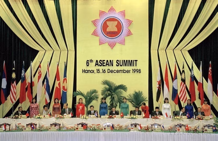 Vietnam successfully hosted the 6th ASEAN Summit in December 1998, adopting the Hanoi Action Plan to strengthen unity and cooperation. In photo: Prime Minister Phan Van Khai and other leaders sign the Hanoi Declaration (Hanoi, December 15–16, 1998). (Photo: VNA)