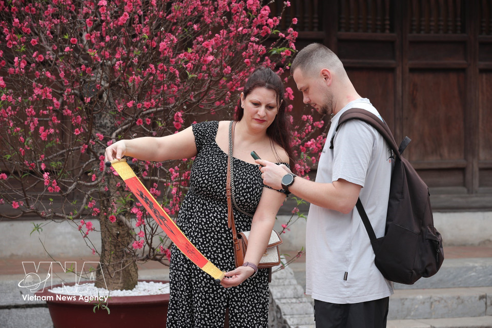 Foreign tourists also join in the spring celebrations with Hanoi people. (Photo: VNA)