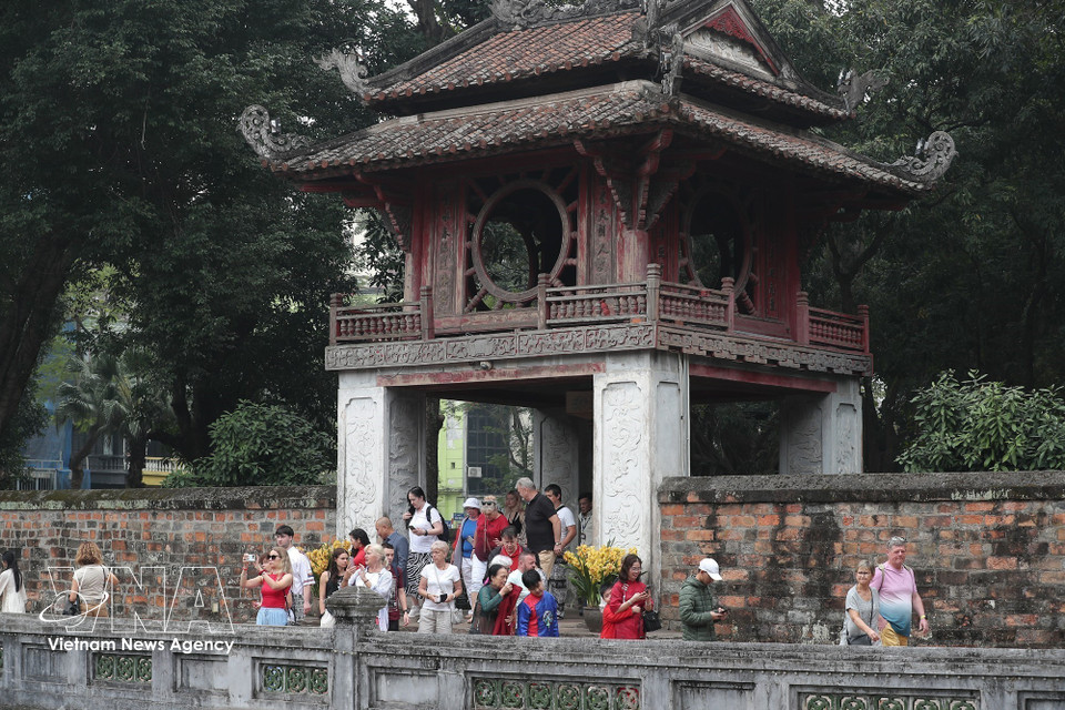 Hanoi people visit Van Mieu - Quoc Tu Giam (The Temple of Literature) on the first day of the Lunar New Year of the Horse. (Photo: VNA)
