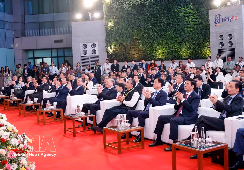 Party General Secretary and State President To Lam and delegates at the National Stock Exchange of India. (Photos: VNA)