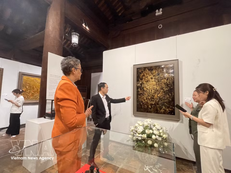 Visitors explore the “Sac tam” (Colors of Soul) exhibition at Hanoi's Temple of Literature (Photos: VNA)