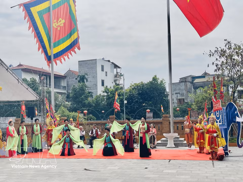 A performance of Cheo tau singing, a distinctive cultural tradition of O Dien commune, Hanoi. (Photos: VNA)