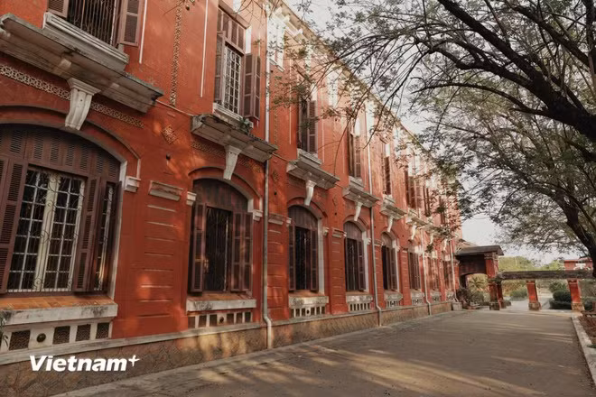 A defining feature of the school is its rows of buildings designed in classical French architectural style, creating a timeless elegance that reflects Hue’s cultural identity. (Photo: Vietnam+)