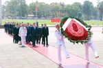 Party leaders of Vietnam, China pay tribute to President Ho Chi Minh