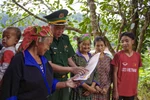 Border guards in Dien Bien support local communities in escaping poverty