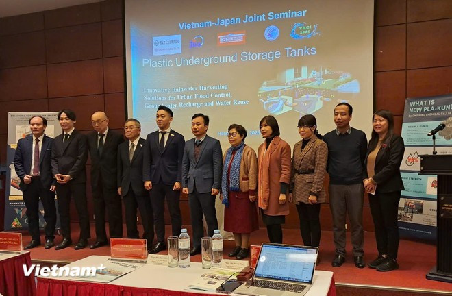 Participants in the seminar pose for a group photo. (Photo: VietnamPlus) hoi-thao-nuoc-ngam.jpg