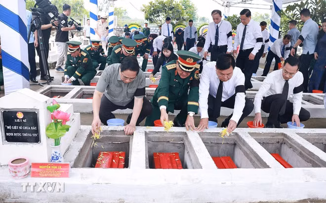 thu-tuong-pham-minh-chinh-du-le-truy-dieu-an-tang-hai-cot-liet-si-tai-nghia-trang-liet-si-doc-ba-dac-tinh-an-giang-8160701.jpg