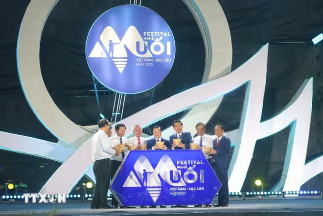 pho-thu-tuong-tran-hong-ha-va-cac-dai-bieu-thuc-hien-nghi-thuc-khai-mac-festival-nghe-muoi-viet-nam-bac-lieu-nam-2025-anh-chanh-dattxvn.jpg