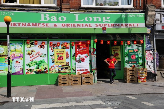 During Vietnamese Lychee Week, Vietnamese supermarkets in London display posters promoting the Vietnamese fruit. (Photo:VNA) 2006-vai-thieu-2.jpg