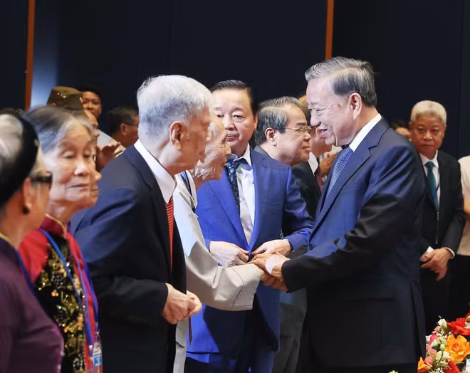 tong-bi-thu-to-lam-du-gap-mat-nguoi-co-cong-nhan-chung-lich-su-tieu-bieu-nhan-ky-niem-78-nam-ngay-thuong-binh-liet-sy-8168517.jpg