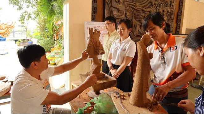 Visitors experience ceramic statue making at the Binh Duong School of Fine Arts and Culture. (Photo: VietnamPlus)