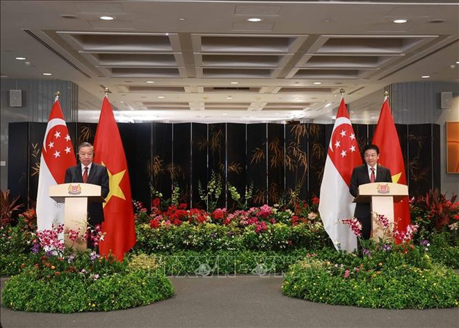 General Secretary To Lam (L) and Singaporean Prime Minister Lawrence Wong at the joint press briefing. (Photo: VNA) vna-potal-nang-cap-quan-he-viet-nam-singapore-len-doi-tac-chien-luoc-toan-dien-stand.jpg