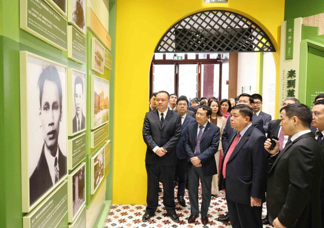 Deputy Prime Minister Nguyen Chi Dung visits the Vietnam Revolutionary Youth League historical site in Guangzhou, Guangdong province. (Photo: VNA) vna-potal-pho-thu-tuong-nguyen-chi-dung-tham-va-lam-viec-tai-tinh-quang-dong-trung-quoc-7924253.jpg
