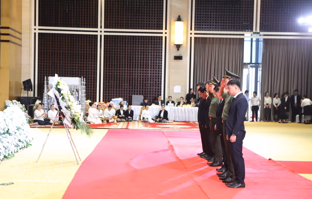 A delegation from the Vietnamese Ministry of Public Security, led by Senior Lieutenant General Le Van Tuyen, member of the Party Central Committee and Deputy Minister of Public Security, pays tribute to Lao National Assembly Chairman Xaysomphone Phomvihane in Vientiane on August 9. (Photo: VNA)