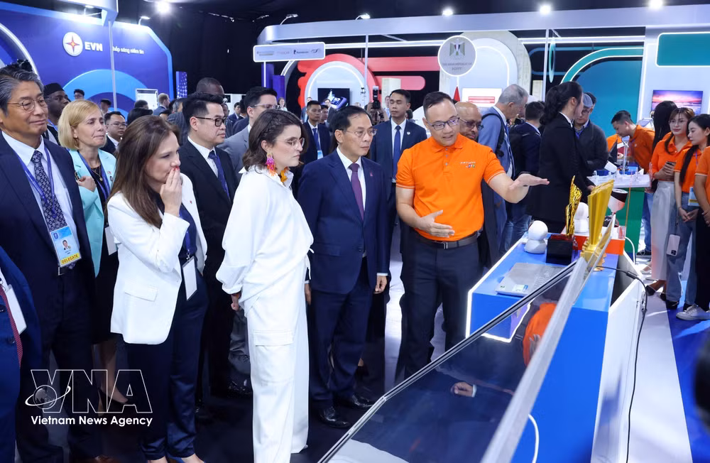 vnanet-potal-heads-of-delegation-to-hanoi-convention-signing-ceremony-visit-the-technology-exhibition-8362418.jpg