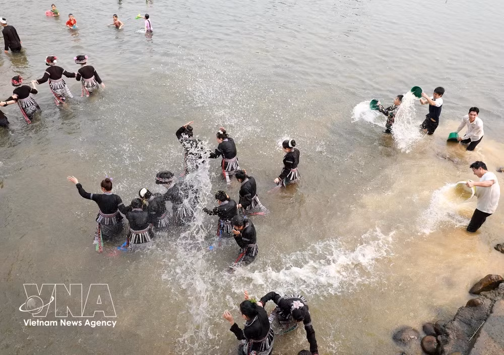Bun Voc Nam (Water Splashing) is a unique festival of the Lao ethnic people in Lai Chau. (Photo: VNA)