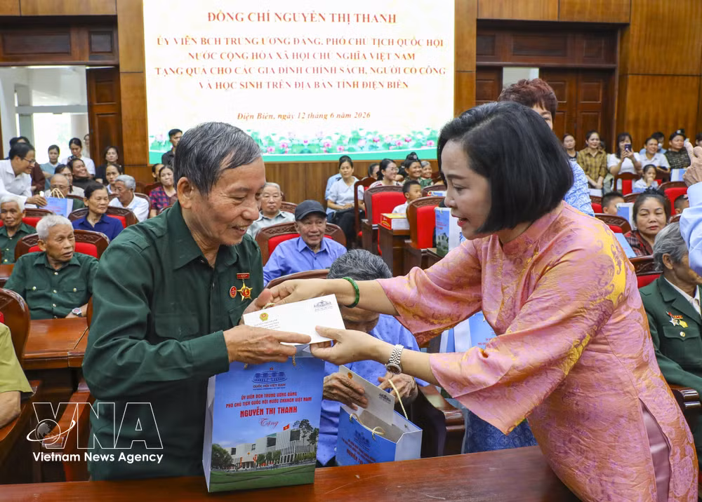 Gallery - NA Vice Chairwoman offers gifts to Dien Bien policy beneficiary families - image 4