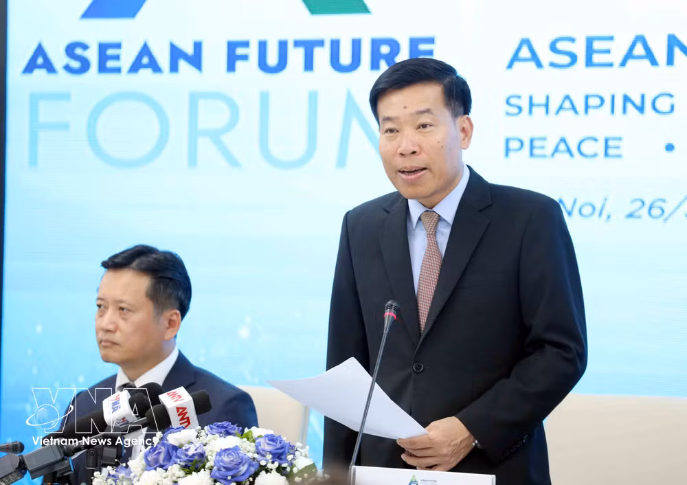 Deputy Foreign Minister Nguyen Manh Cuong speaks at the briefing. (Photo: VNA)