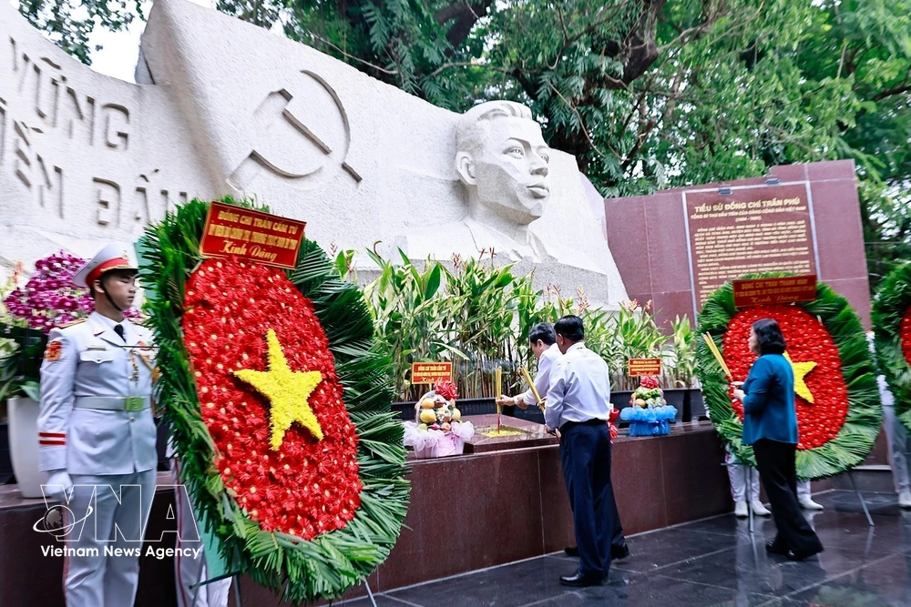 NA Chairman pays tribute to fallen heroes in Ho Chi Minh City - Ảnh 1.