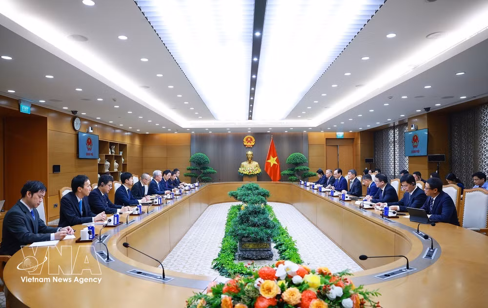 The meeting between Prime Minister Le Minh Hung and JICA President Tanaka Akihiko in Hanoi on June 11 (Photo: VNA)