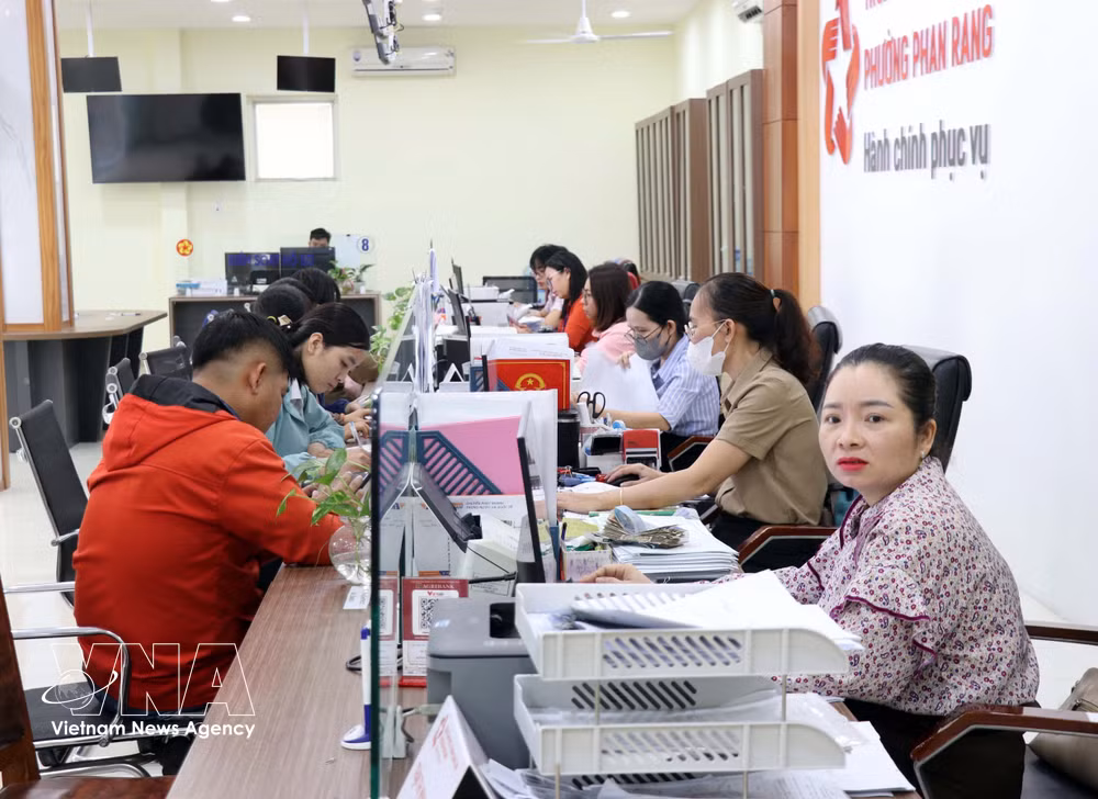 Civil servants at the Phan Rang ward Public Administrative Service Centre in Khanh Hoa province apply digital technology to handle administrative procedures for citizens. (Photo: VNA)