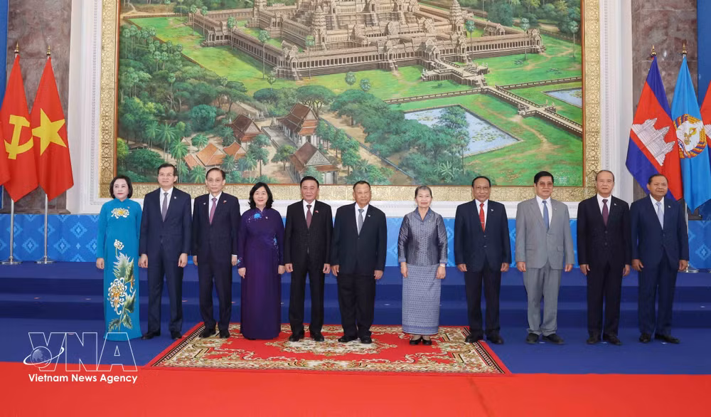 Vietnamese and Cambodian officials at the talks. (Photo: VNA)