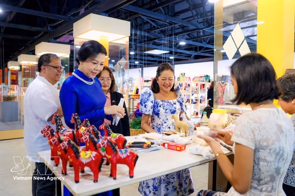 Ngo Phuong Ly, spouse of General Secretary of the Communist Party of Vietnam Central Committee and President of Vietnam To Lam, and Liza Araneta Marcos, spouse of Philippine President Ferdinand Marcos Jr., visit the Likhang Filipino Exhibition Halls in Pasay city. (Photo: VNA)