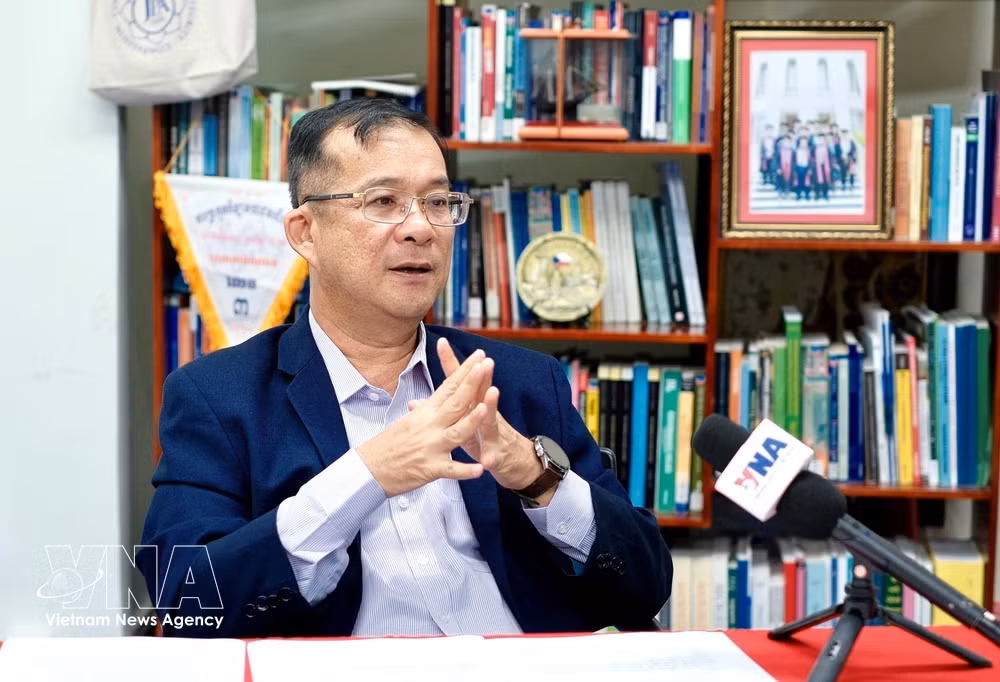 Assoc. Prof. Dr. Neak Chandarith speaks to the Vietnam News Agency. (Photo: VNA)