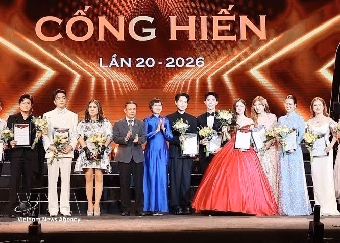VNA General Director Vu Viet Trang, who is also VIce Chairwoman of the Party Central Committee’s Commission for Information, Education and Mass Mobilisation; and Standing Vice Chairman of the Vietnam Journalists Association Nguyen Duc Loi present certificates honouring the Top 5 excellence in music in 2026. (Photo: VNA)
