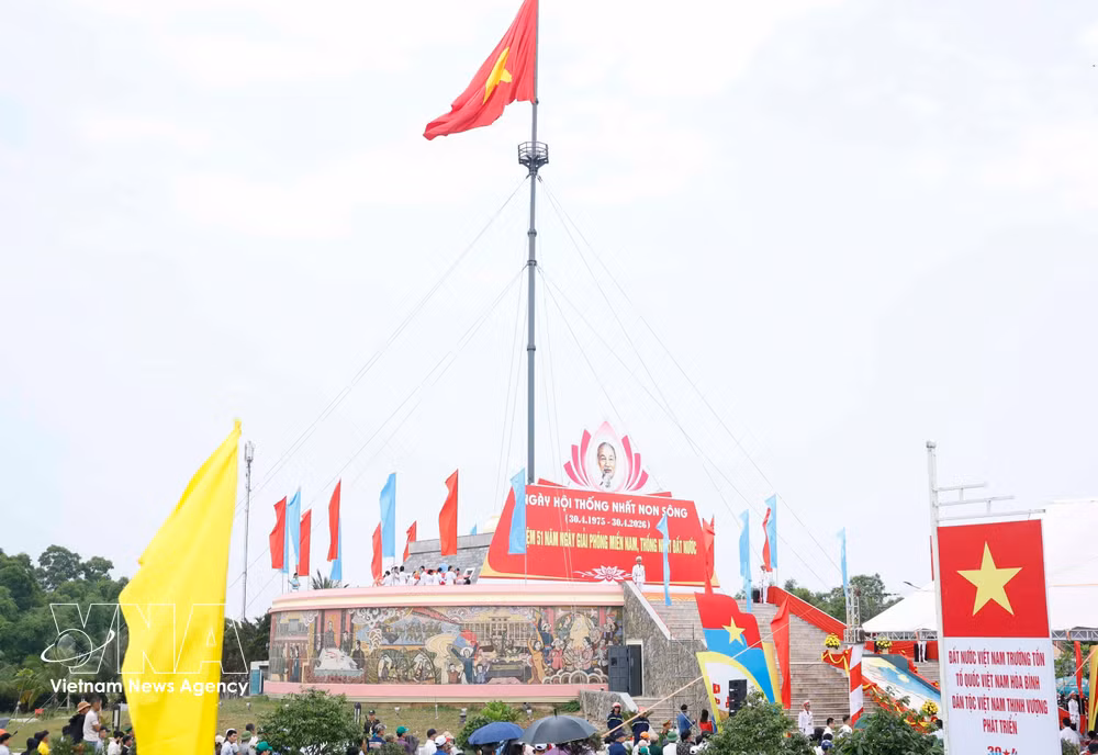 vnanet-quang-tri-flag-raising-ceremony.jpg