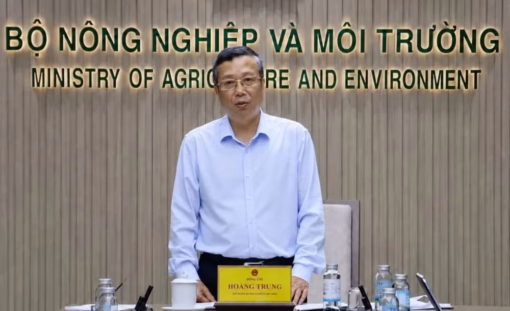 Deputy Minister of Agriculture and Environment Hoang Trung speaks at the meeting on June 22. (Photo: VNA)