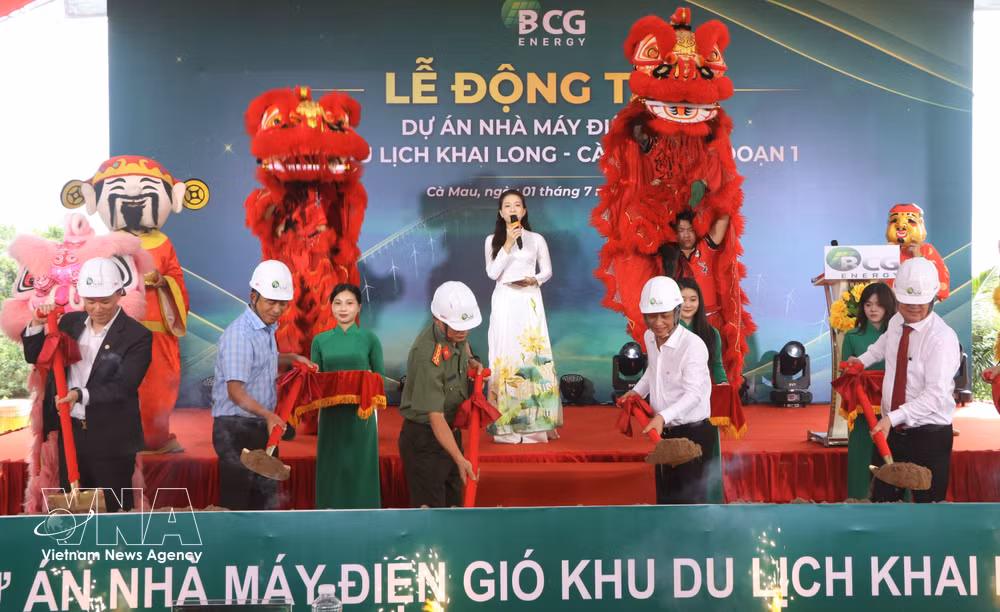The groundbreaking ceremony for the wind power plant project in the Khai Long – Ca Mau tourism area on July 1 (Photo: VNA)