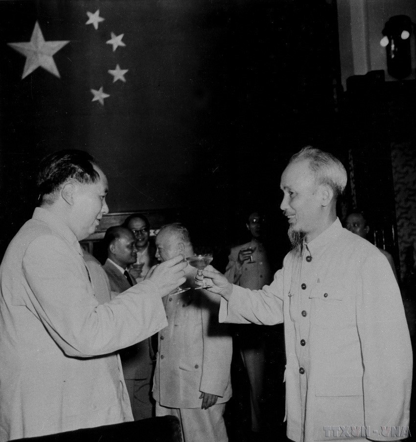 Chinese President Mao Zedong hosts a banquet for President Ho Chi Minh and the Vietnamese Government delegation during their official visit to China (Beijing, July 8, 1955). (Photo: Archive)