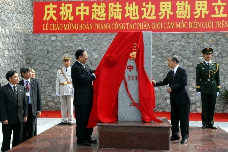 Deputy Prime Minister and Minister of Foreign Affairs Pham Gia Khiem and Chinese State Councillor Dai Bingguo cut the ribbon at Border Marker 1117 (on the Chinese side) during the ceremony marking the completion of the border demarcation and marker planting work between Vietnam and China (February 23, 2009). (Photo: VNA)