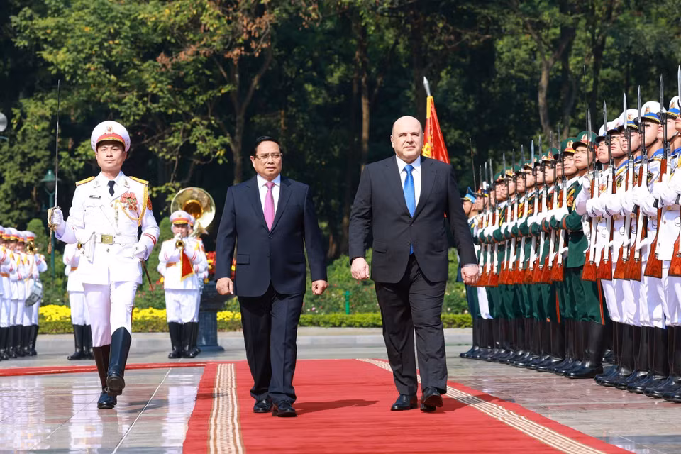 Prime Minister Pham Minh Chinh and his Russian counterpart Mikhail Vladimirovich Mishustin inspect the guards of honour. (Photo: VNA)