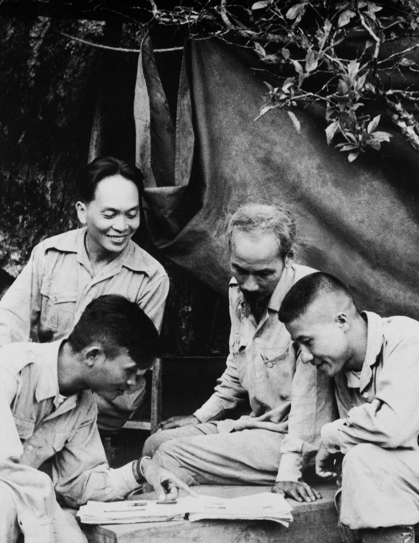 General Vo Nguyen Giap, President Ho Chi Minh and army officers discuss fighting plans during the Border Campaign of 1950. (Photo: VNA archives)