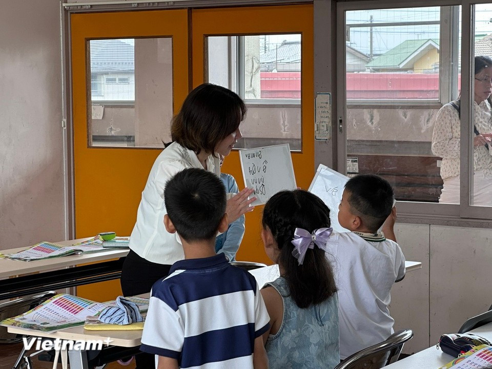 The teacher patiently guides the children in correct pronunciation. (Photo: VietnamPlus)