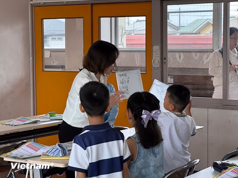 The teacher patiently guides the children in correct pronunciation. (Photo: VietnamPlus)