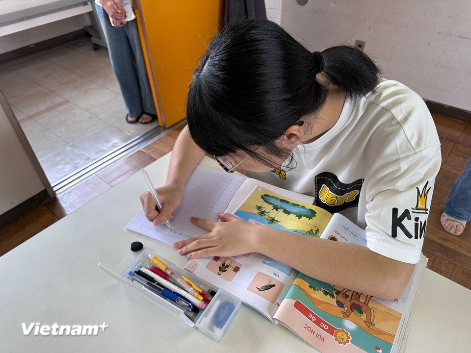 A student concentrates on writing in a Vietnamese-language class in Gunma. (Photo: VietnamPlus)