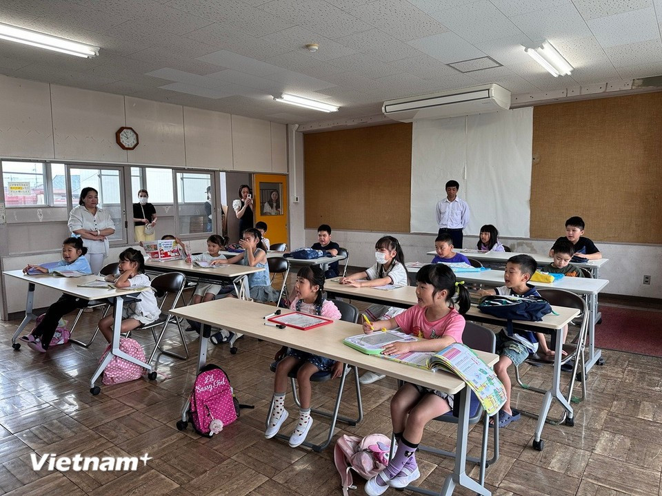 Children focus on pronunciation following the teacher’s guidance. (Photo: VietnamPlus)