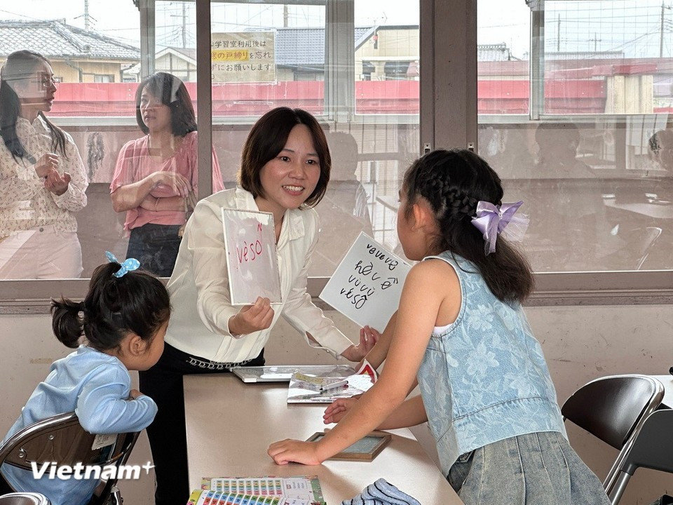 The teacher patiently guides the children in correct pronunciation. (Photo: VietnamPlus)
